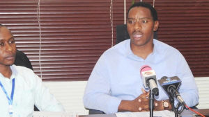 Paul Makonda är guvernör i regionen Dar es Salaam. Han inledde en kampanj mot hbtq-personer för några år sedan. För några veckor sedan lyfte han fram den igen. Paul Makonda är guvernör i Dar es-Salaam som inledde en kampanj mot hbtq-personer för några år sedan.