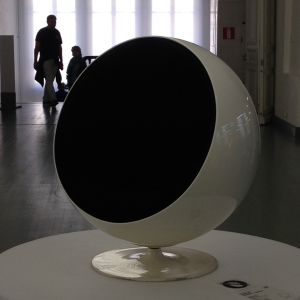 Eero Arnios "Åskboll", Designmuseet i Helsingfors Eero Aarnios Åskbollsstol i Designmuseet i Helsingfors