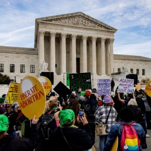 Yhdysvaltain korkeimmassa oikeudessa kuultiin ensimmäiset puheenvuorot aborttioikeutta koskevassa oikeusjutussa 1.12.2021.. 