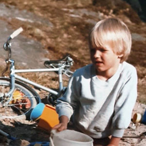 Här är Kasper Ramström omkring 6 år. Nu sommarpratar han poetiskt om sin barndom i sommarparadiset. Kasper Ramström 6 år gammal.