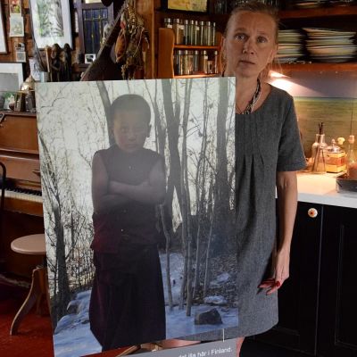 kvinna med plakat