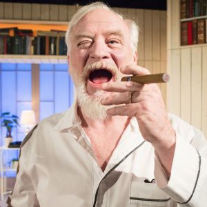 Thomas Backlunds pensionerade rektor avnjuter det som kanske är den sista cigarren. Scen ur Den sista cigarren.