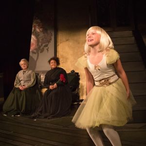 Alma Lillkung i centrum, kompad av Monica Nyman och Tuuli Heinonen. Monica Nyman, Tuuli Heinonen och Alma Lillkung.