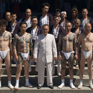 yakuza-medlemmar visar upp sina tatueringar