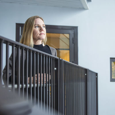 Barnombudsmannen Elina Pekkarinen tittar utåt.