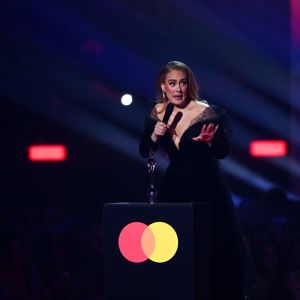 Brittilaulaja Adele voitti musiikkialan Brit Awards -gaalassa 8.2.2022 parhaan artistin, vuoden parhaan albumin sekä parhaan singlen palkinnot.