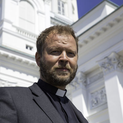 Biskop Teemu Laajasalo står på Helsingfors domkyrkas trappa.