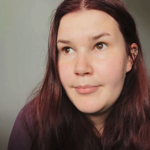 Nainen katsoo kaukaisuuteen.