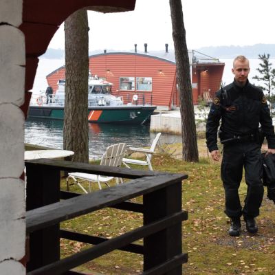 Kristian Ijäs går mot stockbastun, den flytande servicebyggnaden och sjöräddningsbåten i bakgrunden.