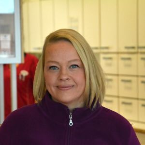 Veterinär Elina Illukka anser att det är självklart att hennes djurklinik lånar ut utrustning vid behov. Profilbild på veterinär Elina Illukka.