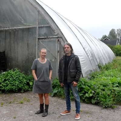 kvinna och man framför växthus