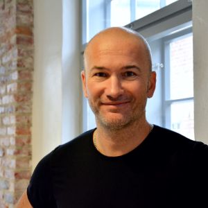 Mick Stadthagen var nyligen i Tyskland och där såg han flera som använde ansiktsmask, men vid universitetet syns den utvecklingen inte ännu. en man i svart skjorta
