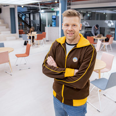 Crazy Townin toimitusjohtaja Mikko Markkanen seisoo yhteisöllisen työtilan keskellä.
