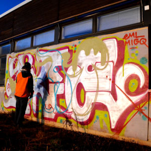 Ungdom målar graffiti