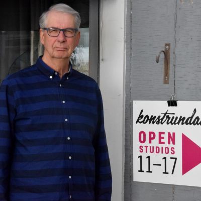 man framför butik