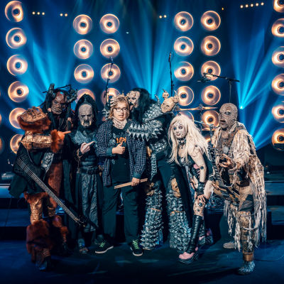 Vertti poseeraa yhdessä Lordi-hirviöiden kanssa SuomiLOVEn lavalla.