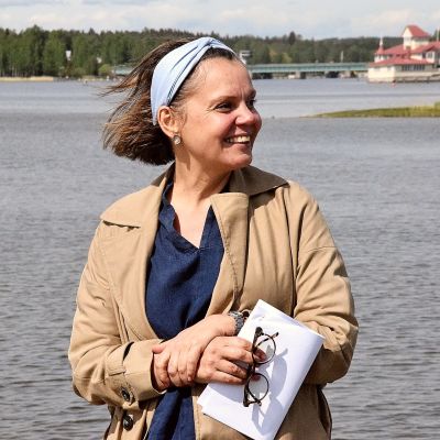 kvinna vid vatten