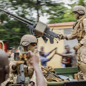 Kapinoivat sotilaat ajoivat aukion läpi Malin pääkaupungissa Bamakossa.