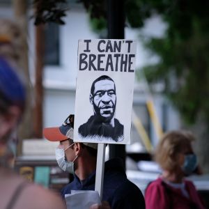 En demonstrant håller i en skylt där det står I can't breath