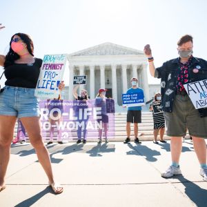 Abortin vastustajia koolla korkeimman oikeuden edustalla Yhdysvalloissa.