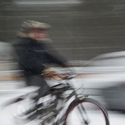 Vauhdikas kuva kaksipyöräisestä liikenteessä.