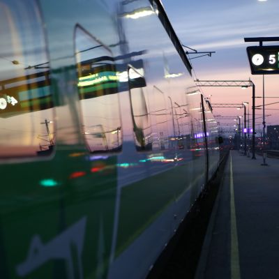 Express-juna lähdössä asemalta