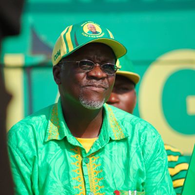 John Magufuli lippis päässä