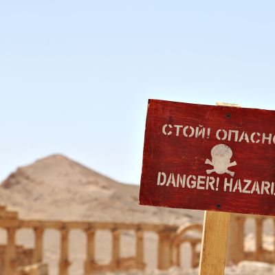 Varoituskyltti hengenvaarasta. Isis-järjestö jätti vetäytyessään räjähteitä Palmyran rauniokaupunkiin. Venäläiset sotilaat ovat raivanneet alueelta miinoja.