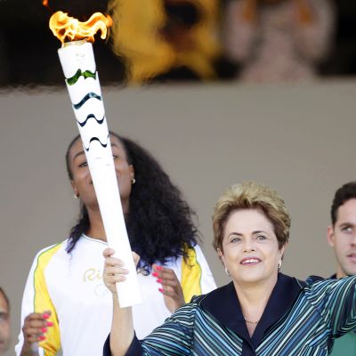  Dilma Rousseff  pitelee olympiatulta kädessään Brasiliassa.