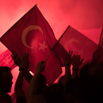 Ihmiset juhlivat vallankaappauksen epäonnistumista Taksimin aukiolla.