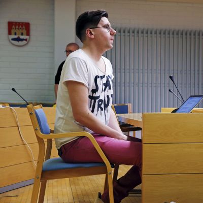 Perussuomalaiset Nuoret ry:n entinen puheenjohtaja Sebastian Tynkkynen Oulun käräjäoikeudessa keskiviikkona 11. tammikuuta.