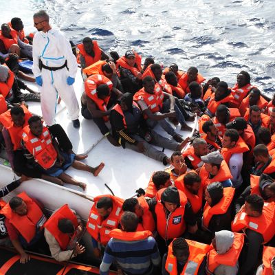 Mereltä pelastettuja pakolaisia Välimerellä Libyan rannikon edustalla lokakuussa 2016.