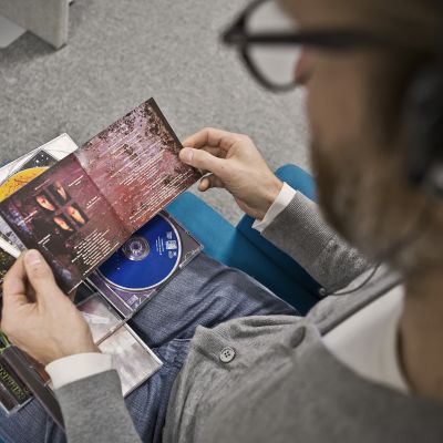 Mies kuuntelee musiikkia.