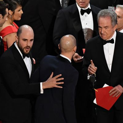 Warren Beatty (oik.) jakamassa parhaan elokuvan Oscaria vuonna 2017.  Episodi päätyi todelliseen sekoiluun, jonka jälkitilanteessa tämä kuva on otettu.