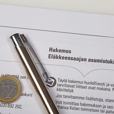 Kynä ja rahaa eläkehakemuksen päällä