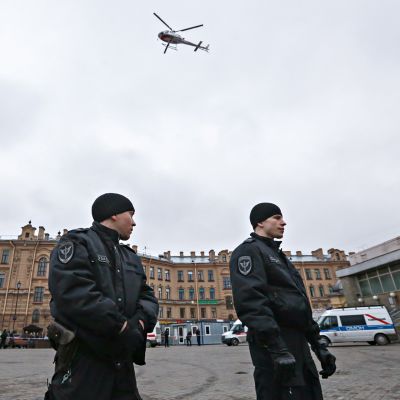 Poliiseja Sennaja ploštšadin metroaseman ulkopuolella 3. huhtikuuta.
