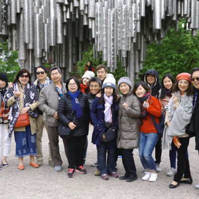 Aasialaisia turisteja ryhmäkuvassa sibeliusmonumentilla