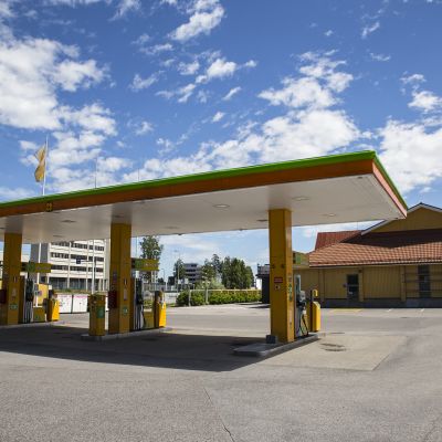 Espoon Nihtisillan ABC-kylmäasema. Taustalla entinen ABC-liikenneasema, jossa on nyt ulkopuolinen vuokralainen.