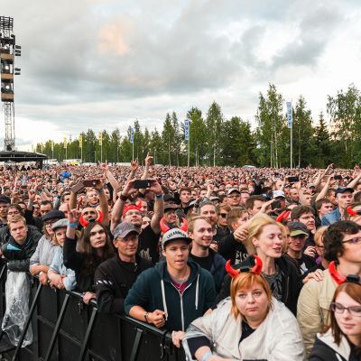 Hämeenlinnan Kantolan tapahtumapuiston yleisöä.