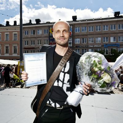 Juha Tapio vastaanotti Juha Vainion Rahaston tunnustuspalkinnon Kotkassa.