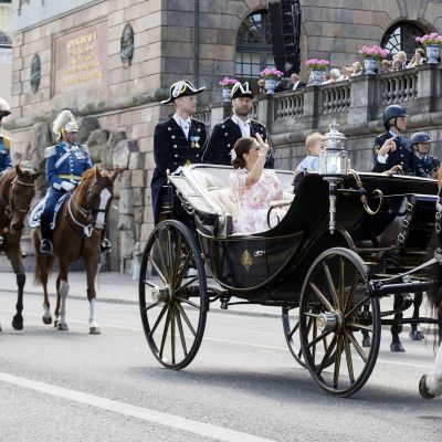 Kruununprinsessa Victorian juhlapäivän ohjelmaan kuului hevoskärryajelu. 