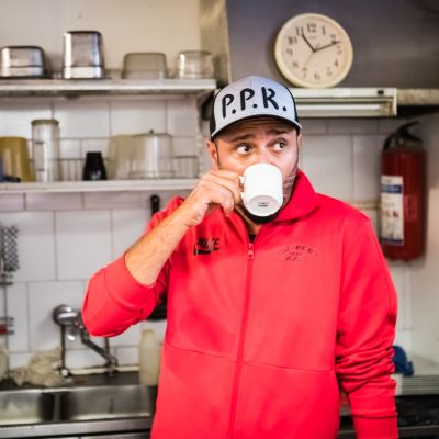 Kebab-pizzeriayrittäjä Ibrahim Çölgeçen aloittaa iltaan asti kestävän työpäivänsä aamupäivällä. Ensin kupponen kahvia.