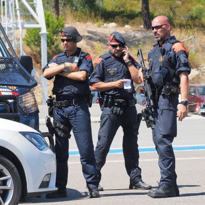 Espanjan poliisi tutkii ajoneuvoja Espanjan ja Ranskan rajalla La-Jonqueran lähellä 20. elokuuta.