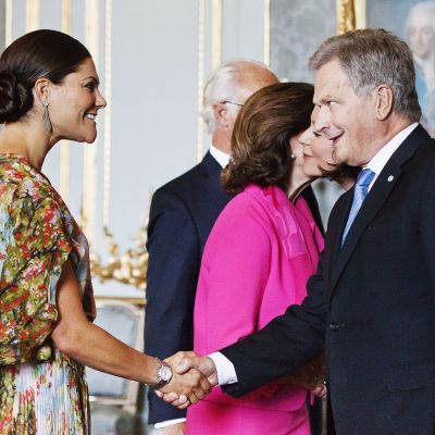 Prinssi Daniel ja kruununprinsessa Victoria kättelevät presidenttiparia.