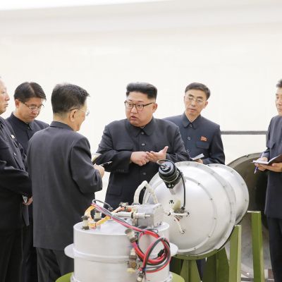 Pohjois-Korean uutistoimisto KCNA:n jakama päiväämätön kuva Kim Jong-unista tutkimassa metallikoteloa nimeämättömässä paikassa.