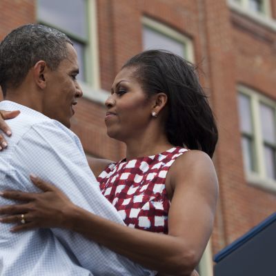 Michelle ja Barack Obama halaavat.