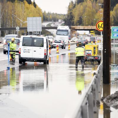 Tulvavettä Turun moottoritiellä keskiviikkoaamuna. 
