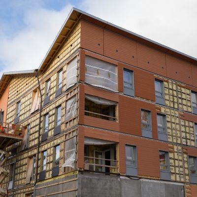 Rakennustyömaa Helsingin Kuninkaantammessa.