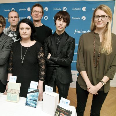 Tommi Liimatta, Jaakko Yli-Juonikas, Hanna Hauru, Juha Hurme, Miki Liukkonen ja Cristina Sandu kaunokirjallisuuden Finlandia-palkintoehdokkaiden julkistamistilaisuudessa Helsingissä
