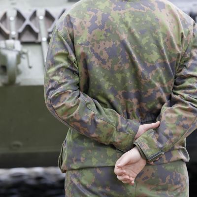Sotilas ja Leopard 2A4 panssarivaunu.